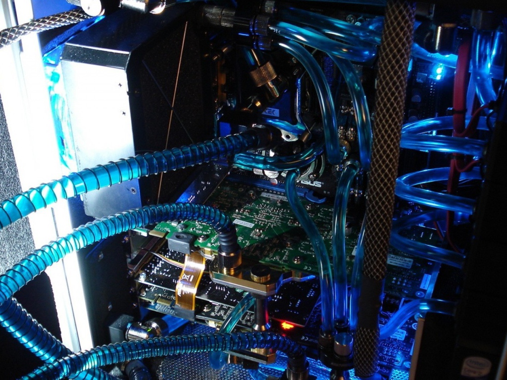 Трубки охлаждения мощного компьютера