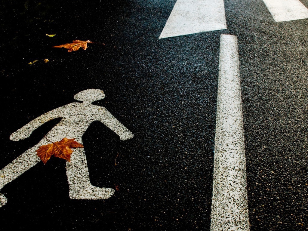 Фигурка человека на асфальте