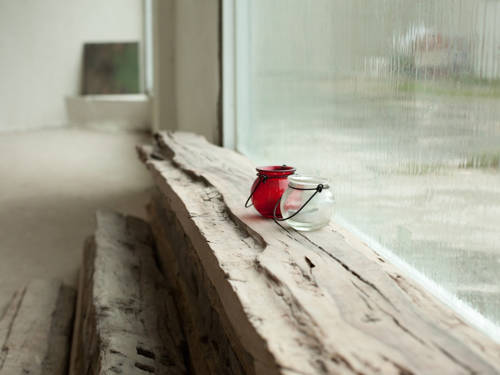 Стеклянные сосуды на подоконнике