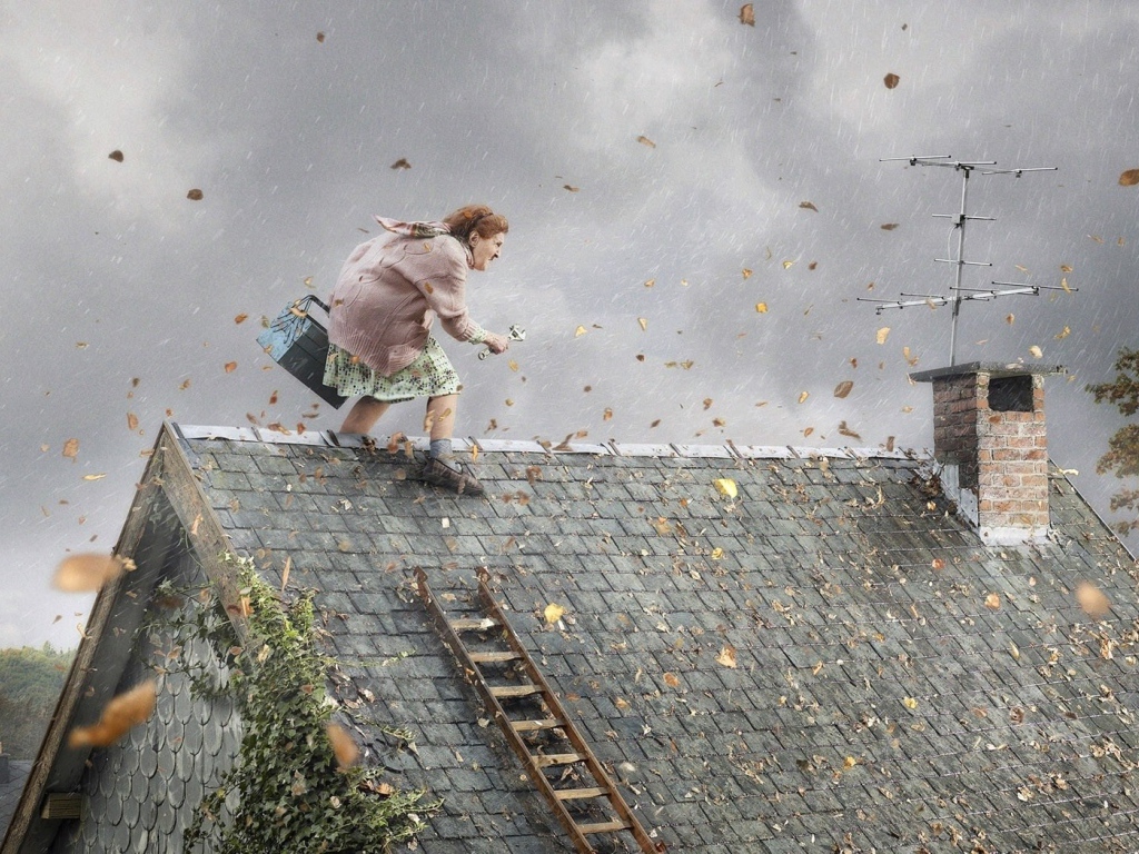 Бабушка занимается ремонтом на крыше