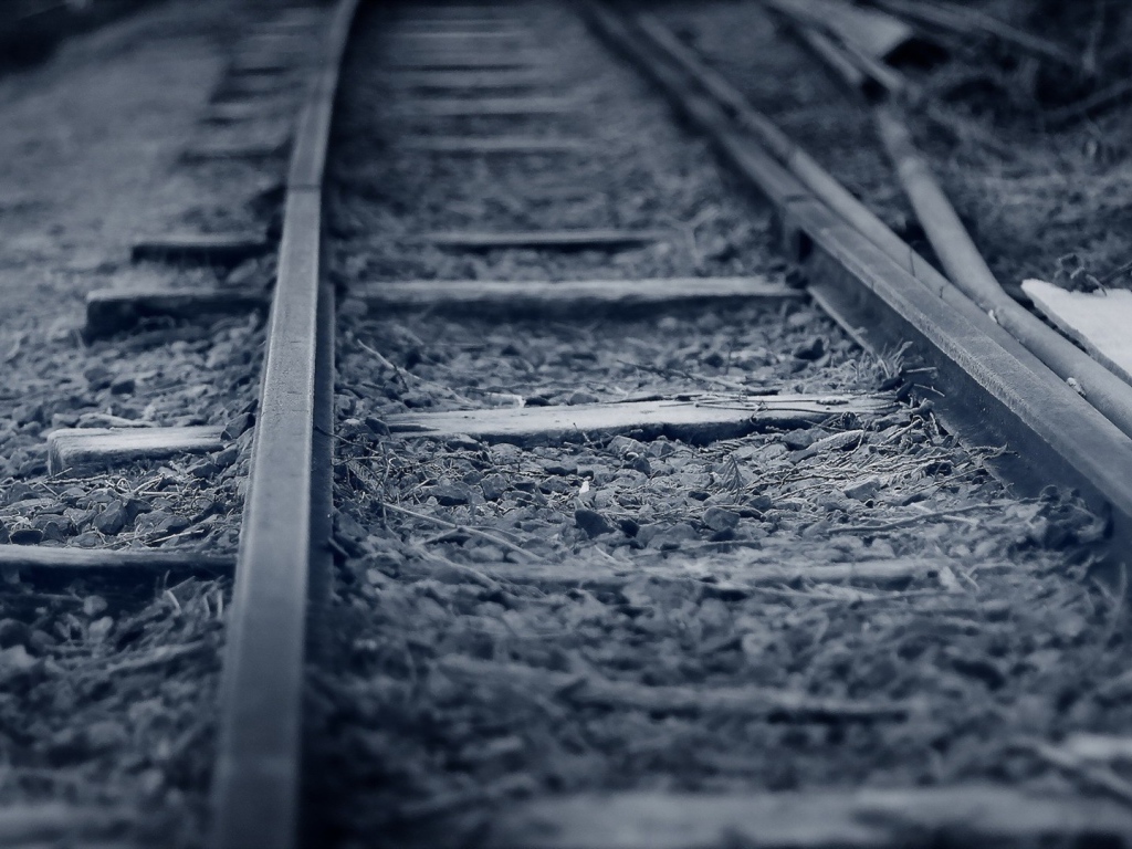 Серое фото железной дороги