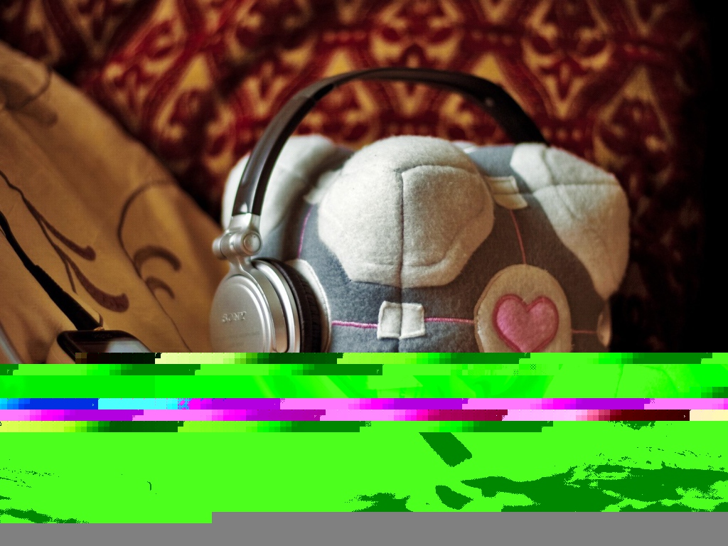 Наушники одеты на плюшевый куб