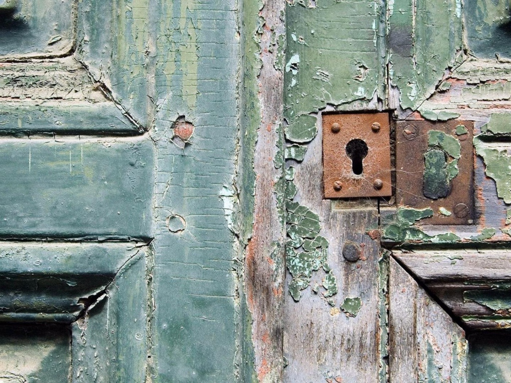 Замочная скважина в паутине