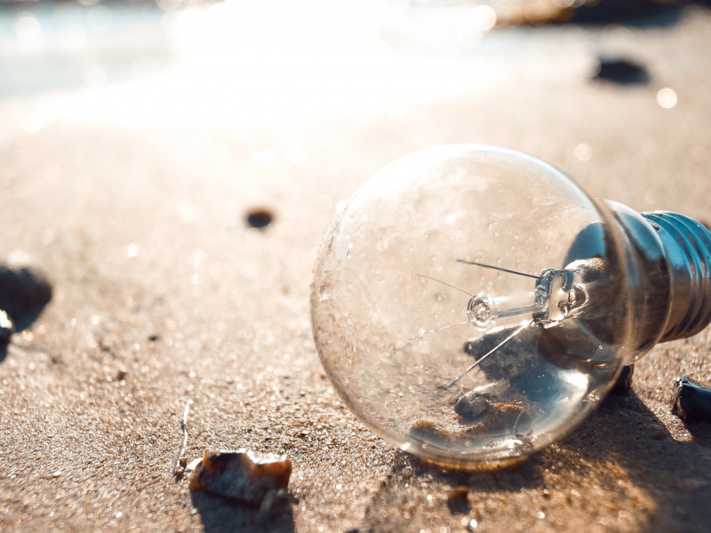 Перегоревшая лампочка на земле