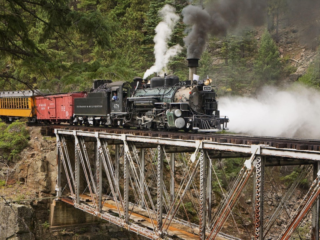 Паровоз зашел на мост