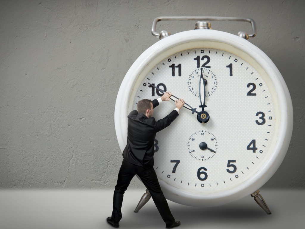 Человек держит стрелку часов