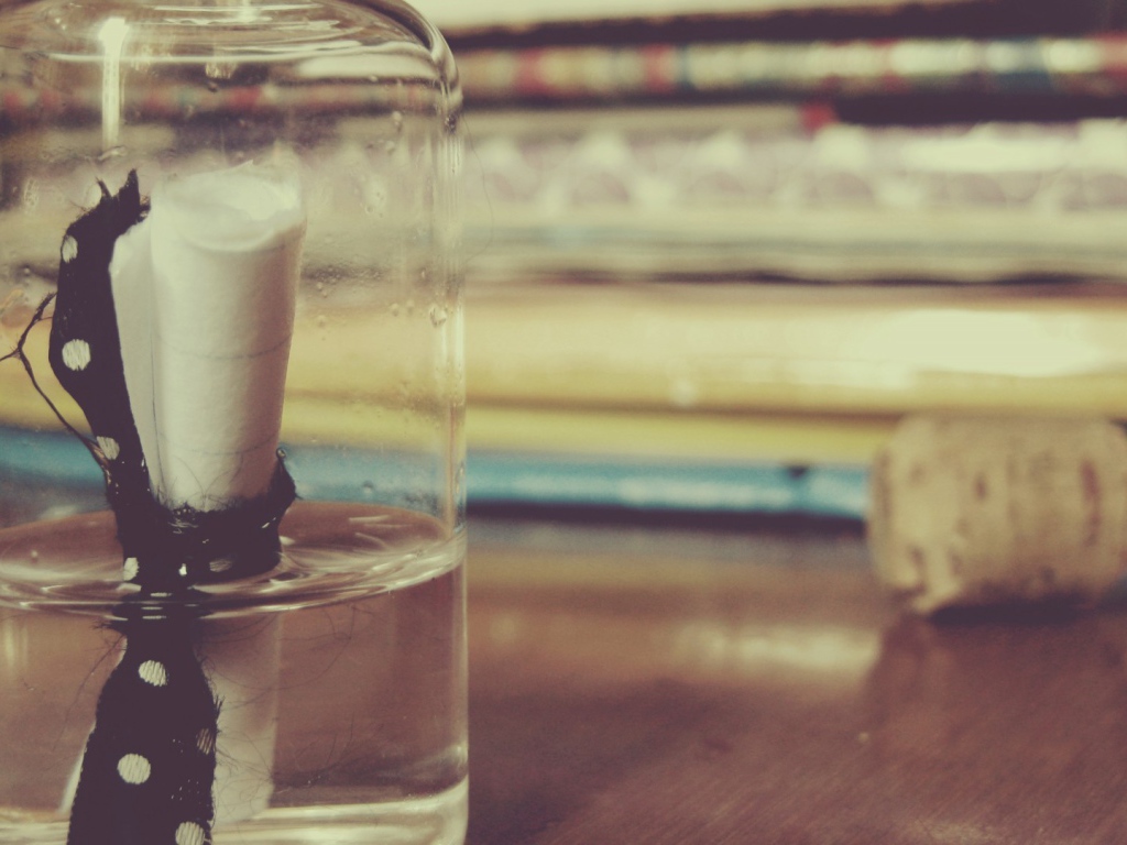 Записка лежит в стеклянной бутылке