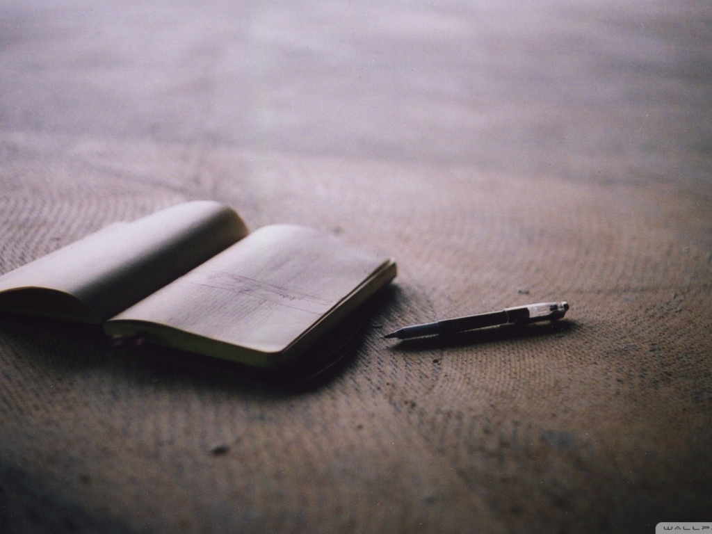 Записная книжка и ручка на полу
