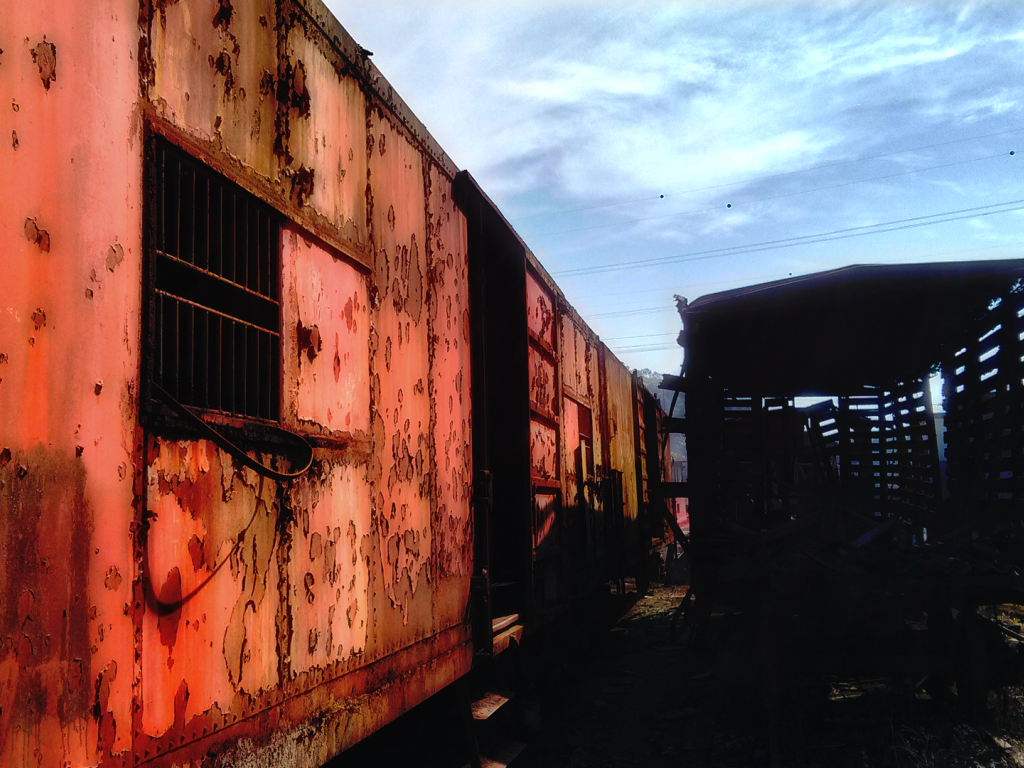 Старые ржавые вагоны