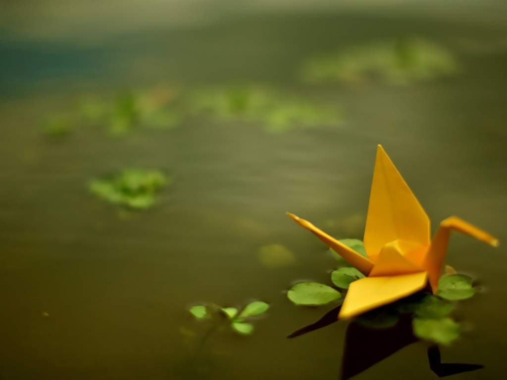 Оригами из желтой бумаги в воде
