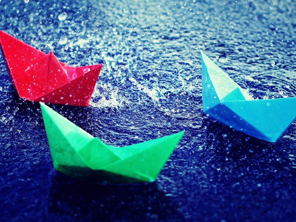 Бумажные кораблики на воде