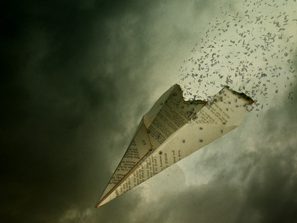 Бумажный самолет теряет буквы