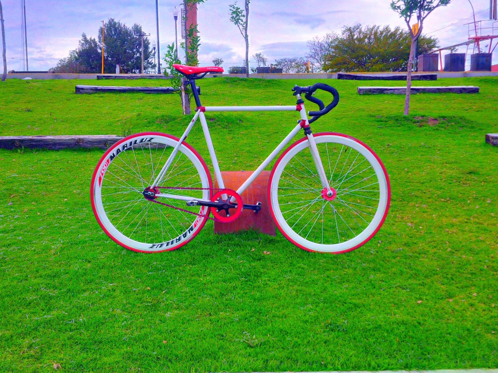 Розовый велосипед на зеленом газоне