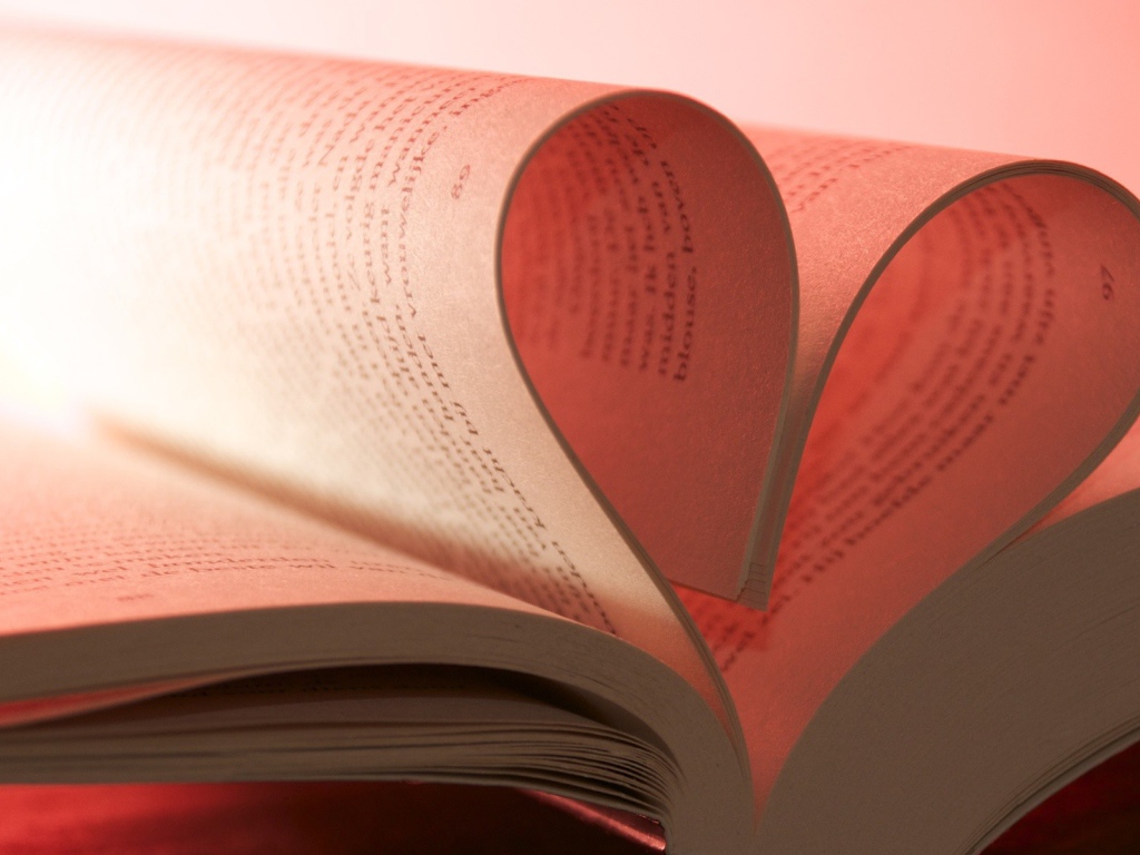 Розовое сердце из книжных страниц