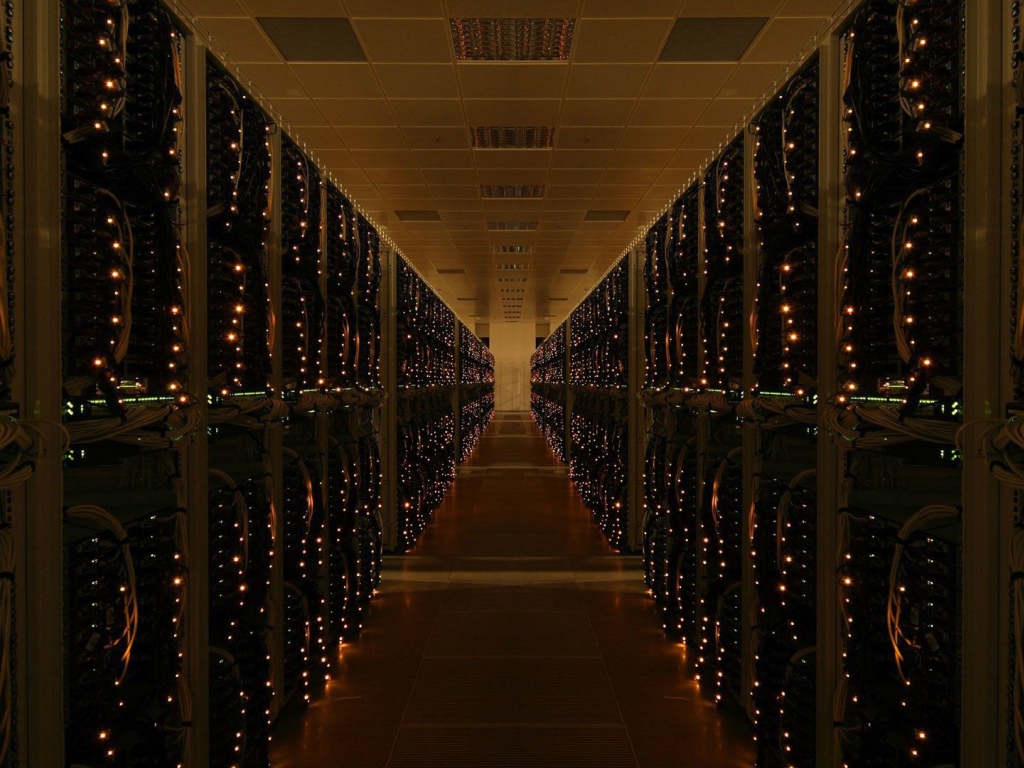 Стойки с серверами в дата центре