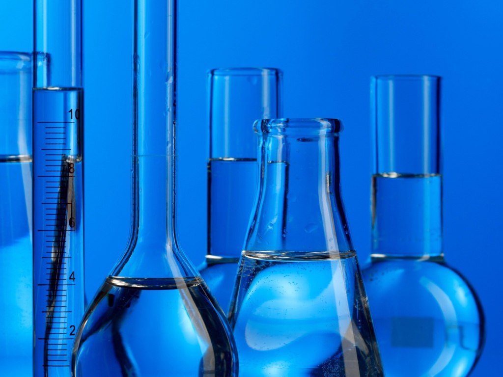 Реактивы в кабинете химии