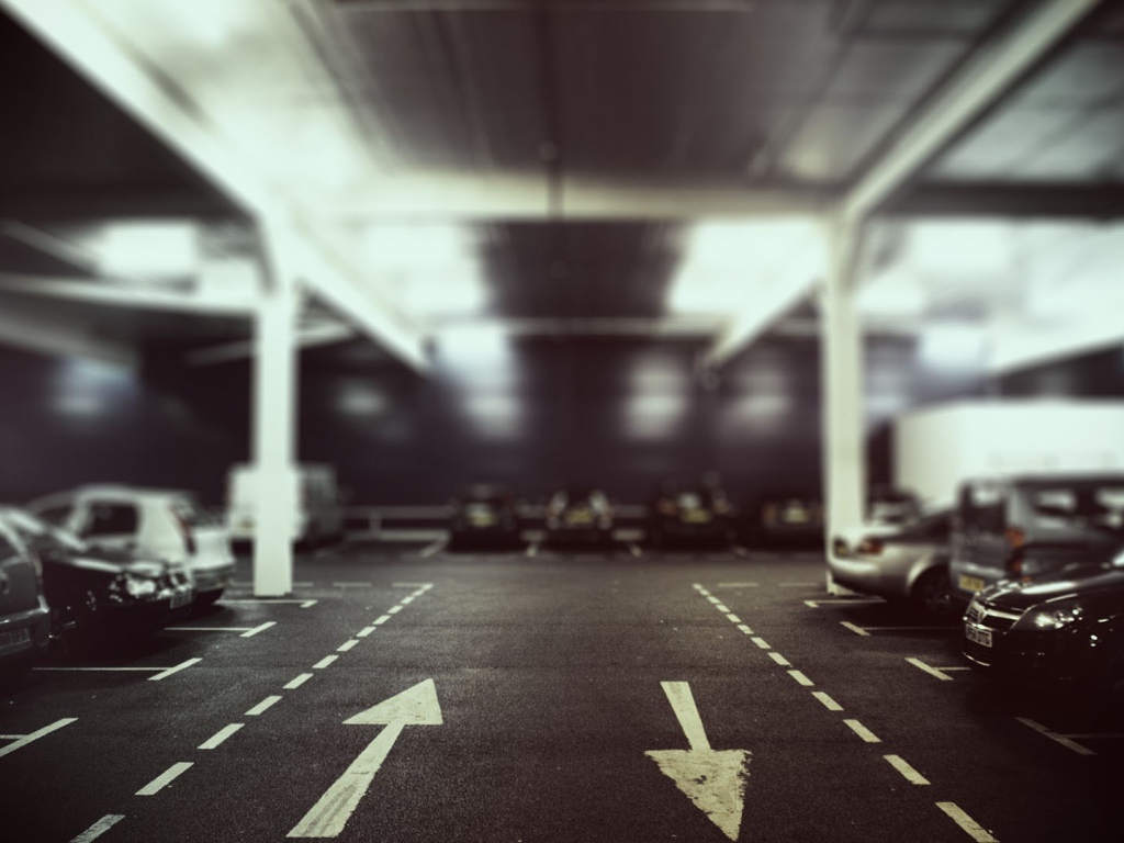 Дорожные указатели на парковке