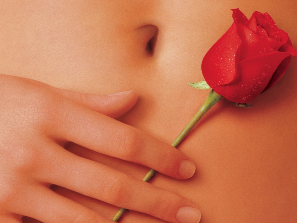 Роза на животе у девушки