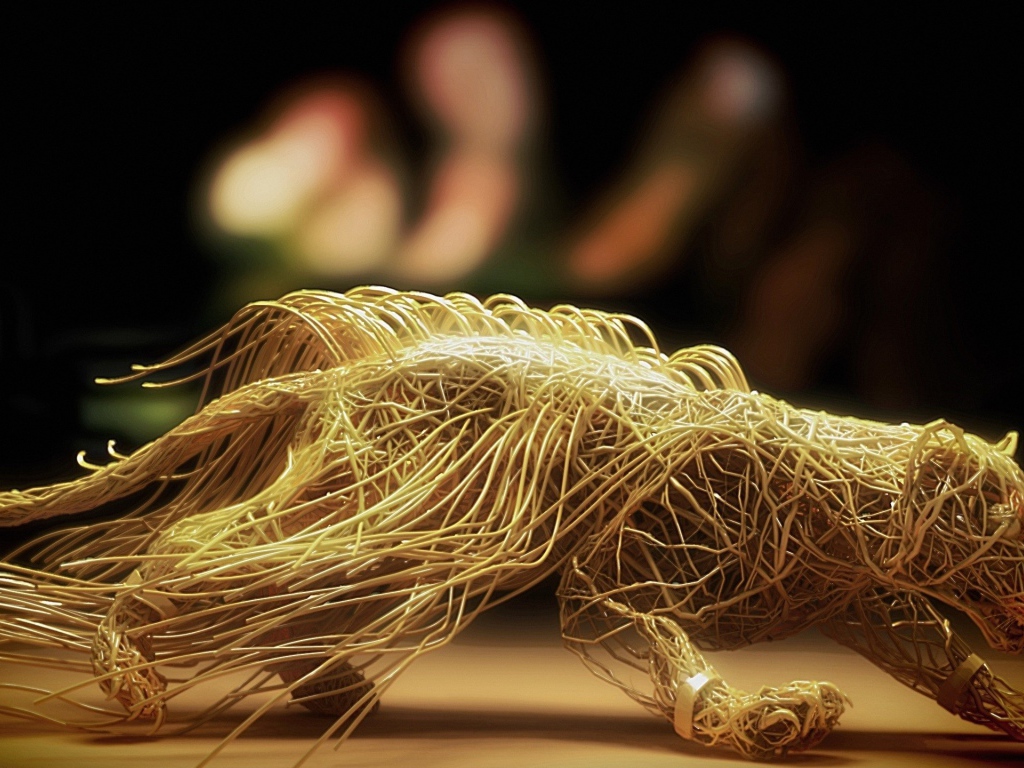 Скульптура зверя из макарон