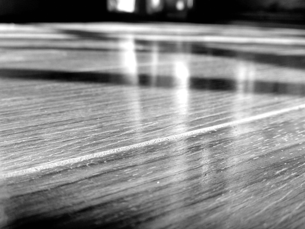 Блестящий деревянный пол