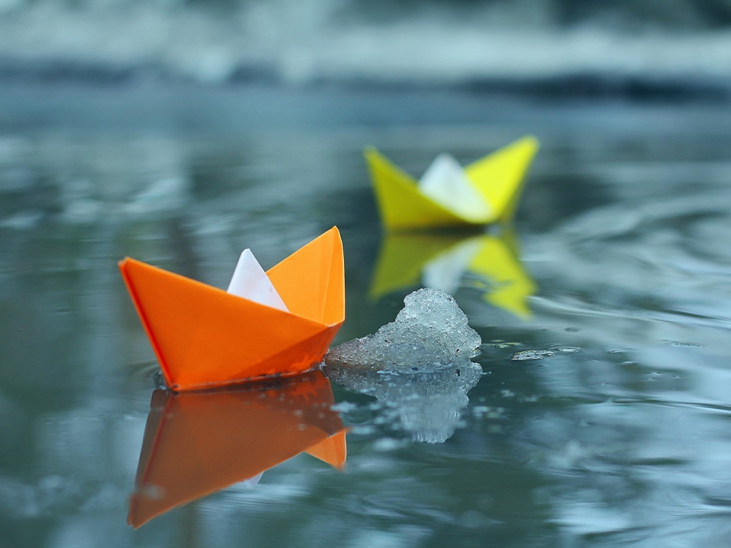 Кораблики из оранжевой и желтой бумаги
