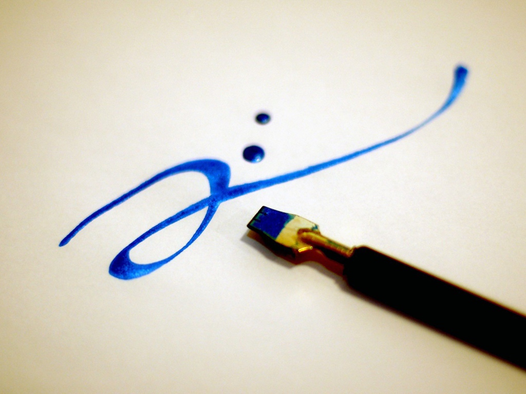 Подпись синей краской