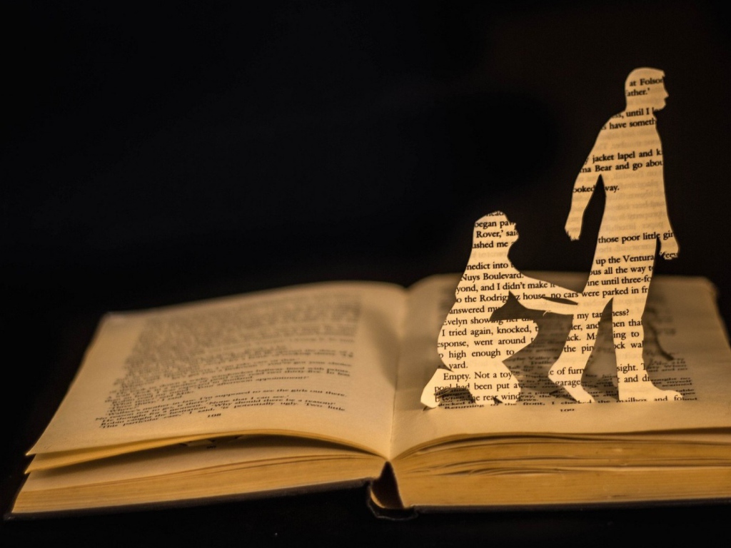 Силуэты героев на страницах книги