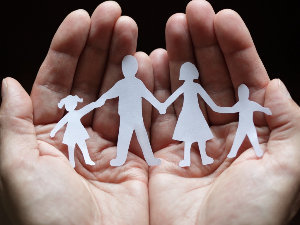 Силуэты из бумаги в руках