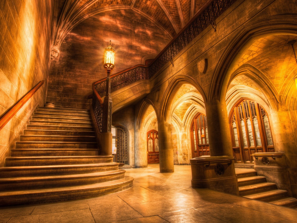 Лестница на второй этаж в каменном замке