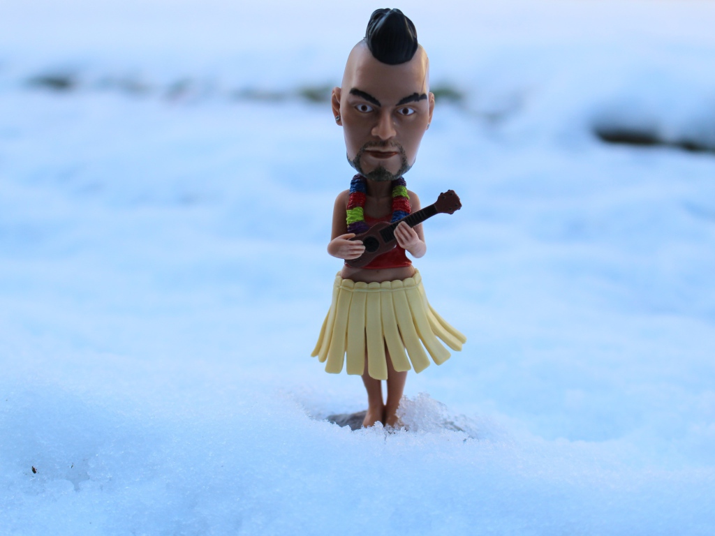 Статуэтка в виде мужчины с гитарой