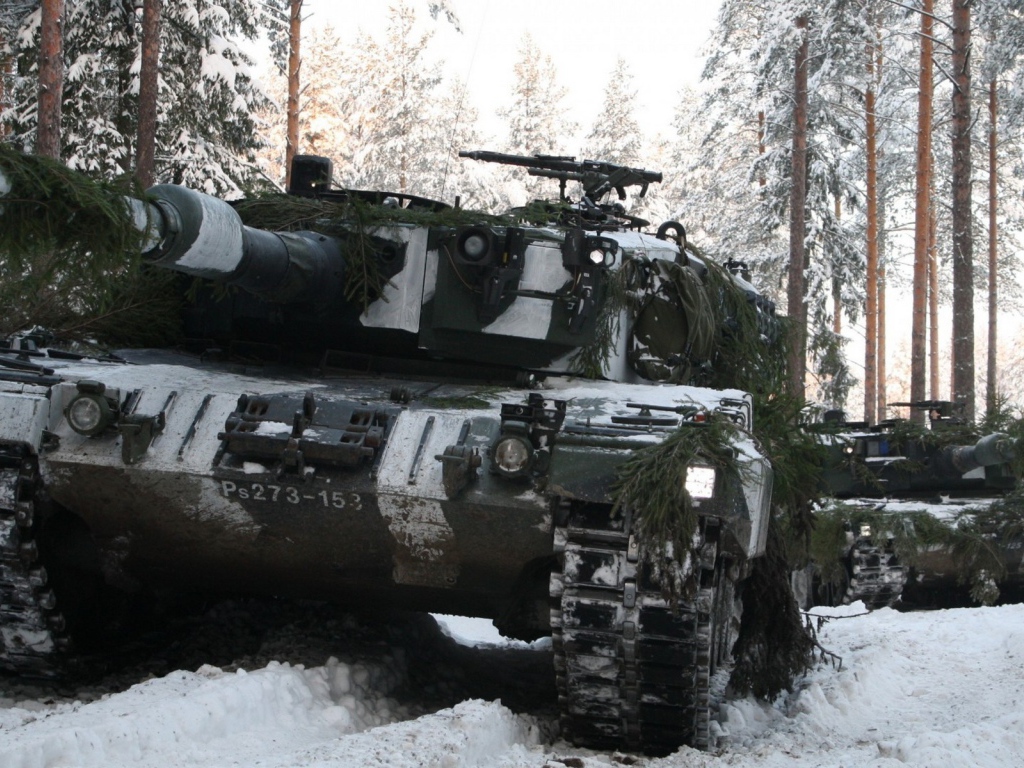 Танк в маскировке в лесу