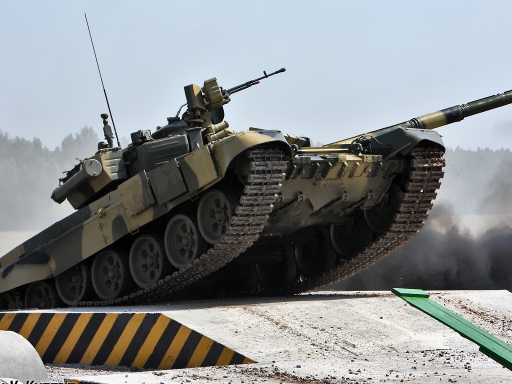 Танк на испытаниях на полигоне