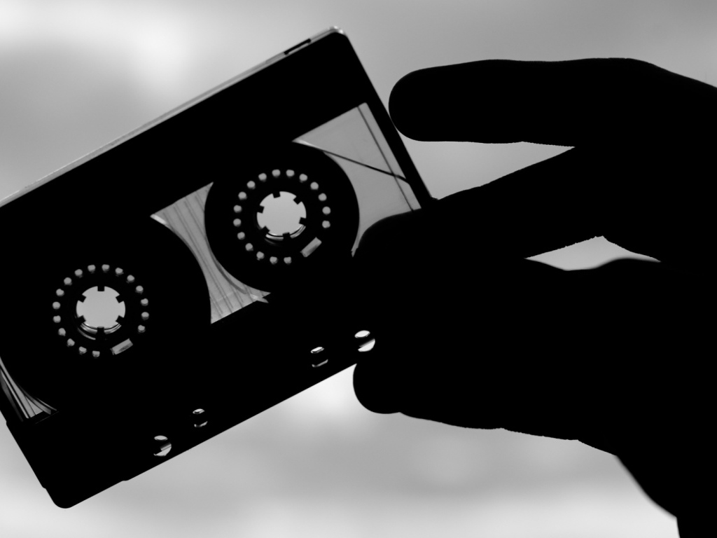 Аудиокассета в руке