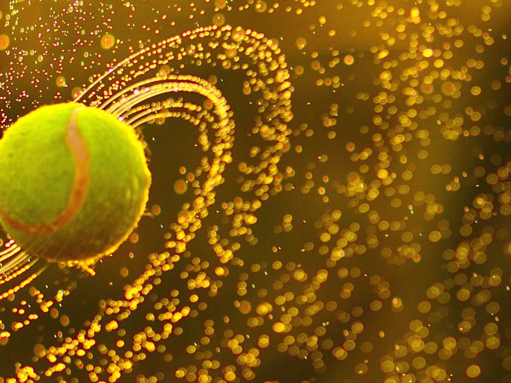 Мяч для тенниса в каплях влаги