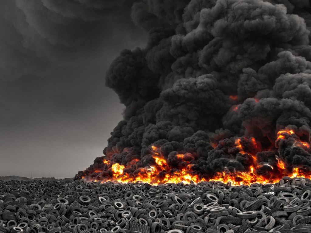 Пожар на свалке старых покрышек