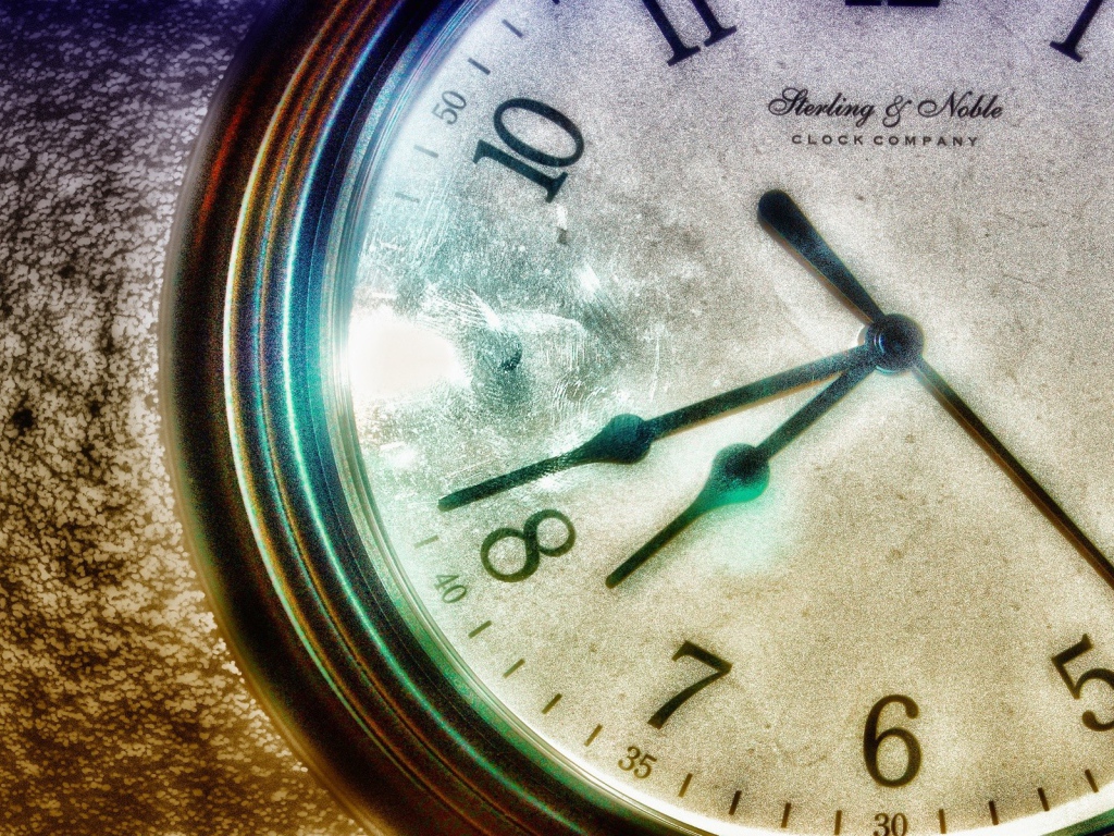 Стрелки часов на белом циферблате