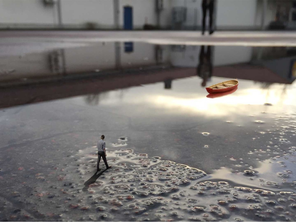 Маленький человек подошел к луже