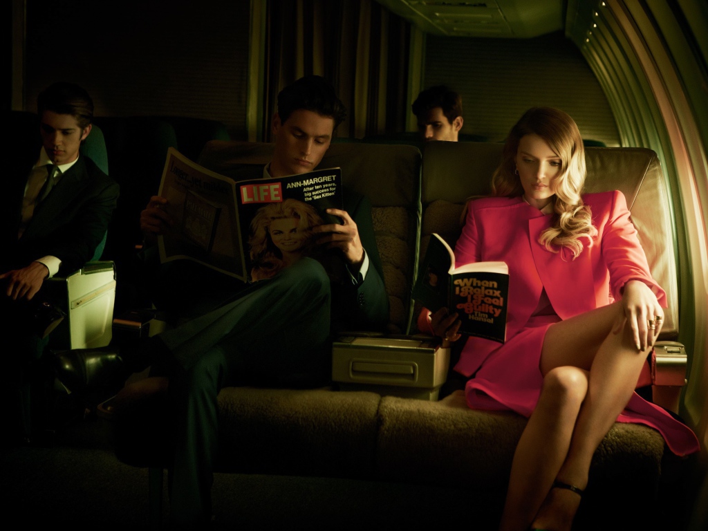 Пассажиры самолета коротают время за чтением