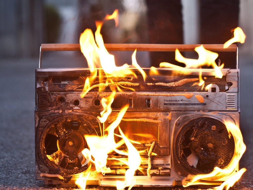 Магнитофон сгорает в огне