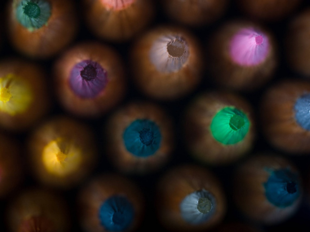 Кончики разноцветных карандашей