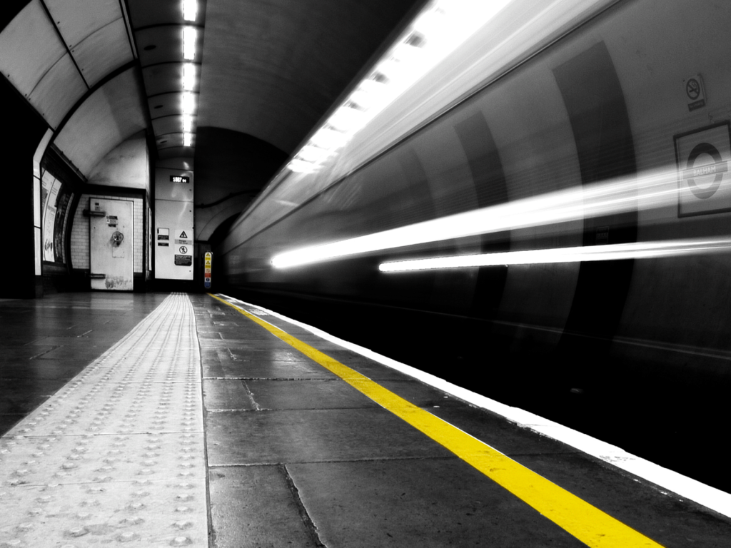 Желтая линия на краю платформы в метро, Лондон