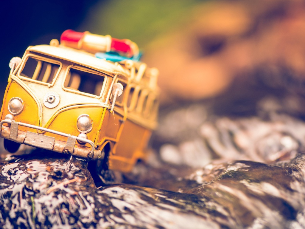 Игрушечная машина на фольге