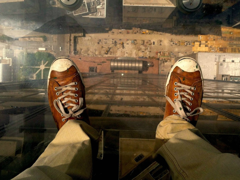 Прозрачный балкон в небоскребе