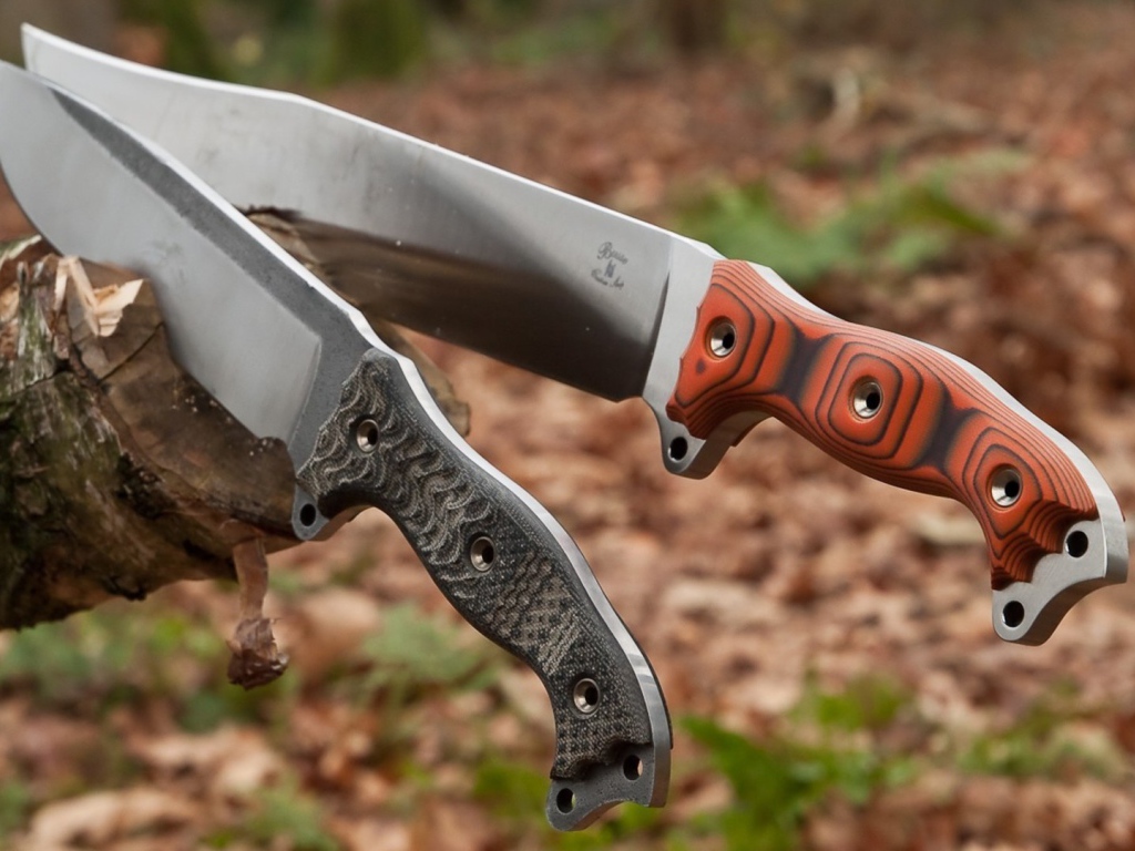 Два охотничьих ножа в пеньке дерева