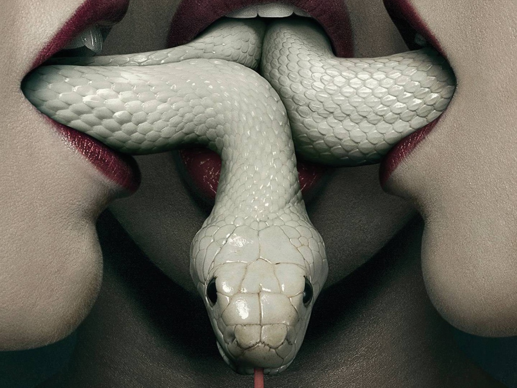 Белая змея во рту у девушек