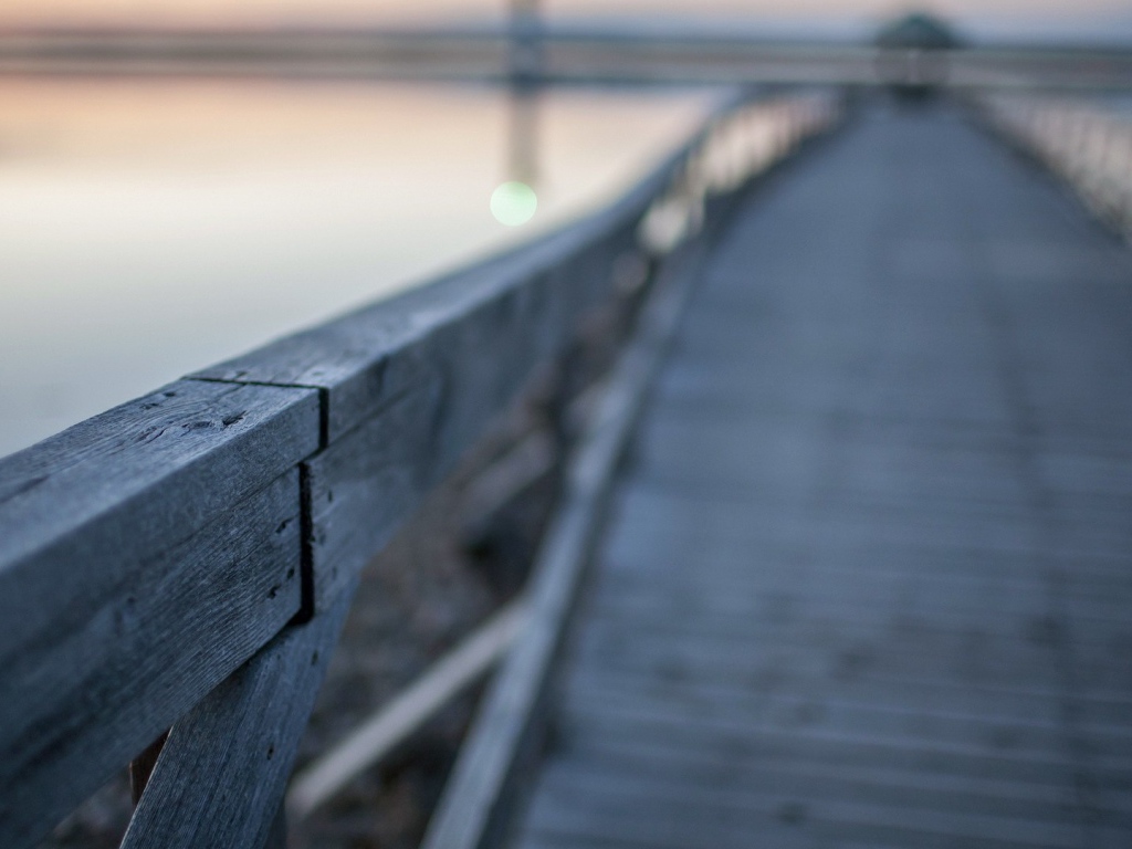 Перила деревянного моста через реку