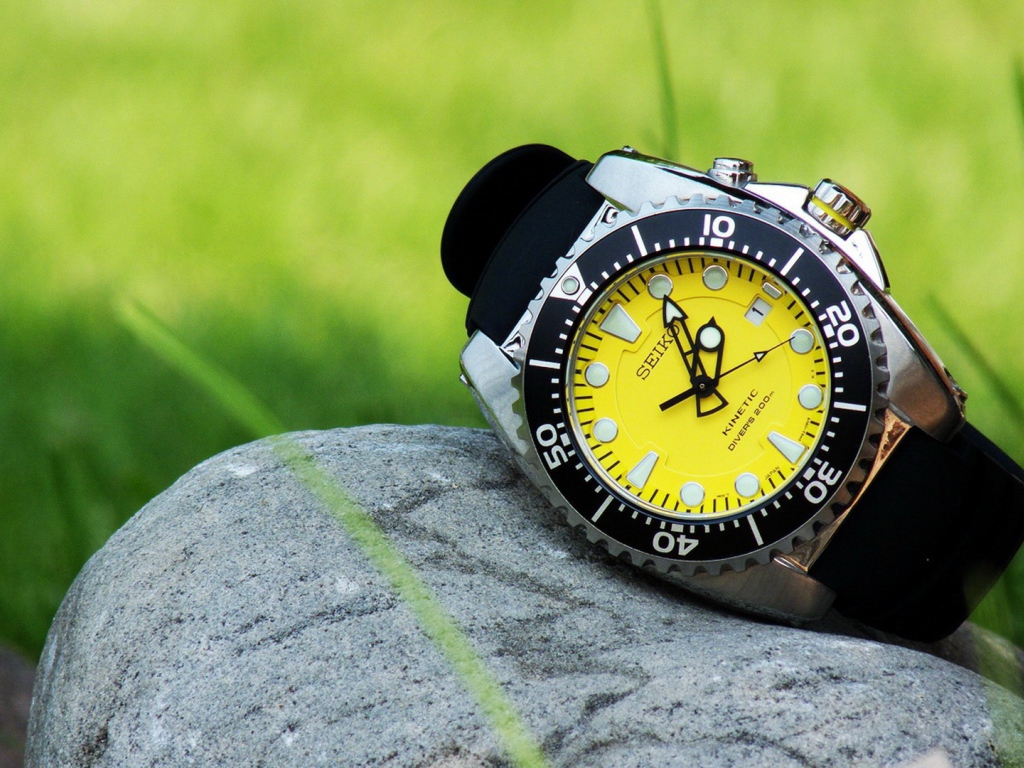 Желтые часы на камне