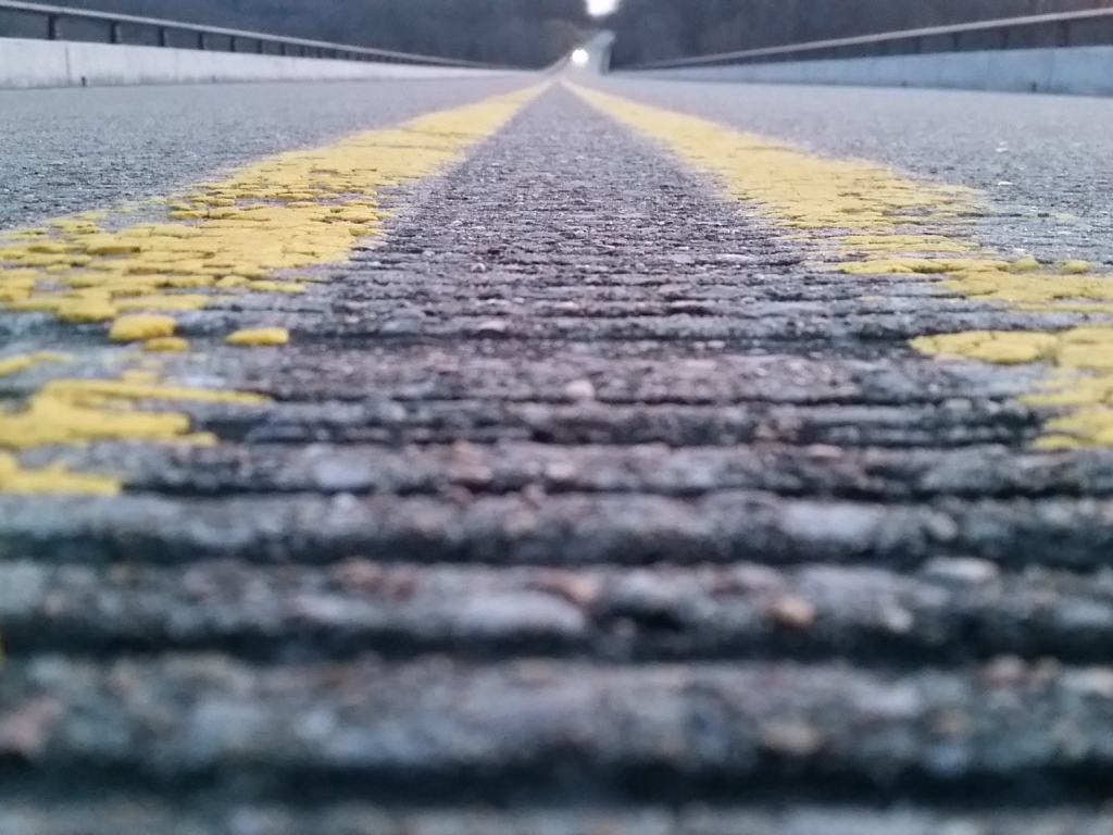 Желтая разметка на дороге