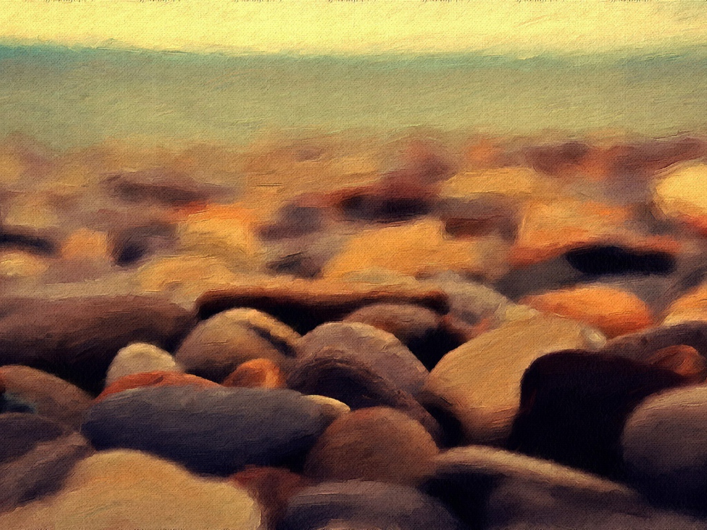 Нарисованная галька на берегу моря