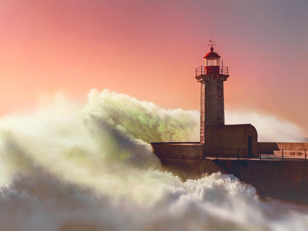 Волны прибоя накатывают на маяк